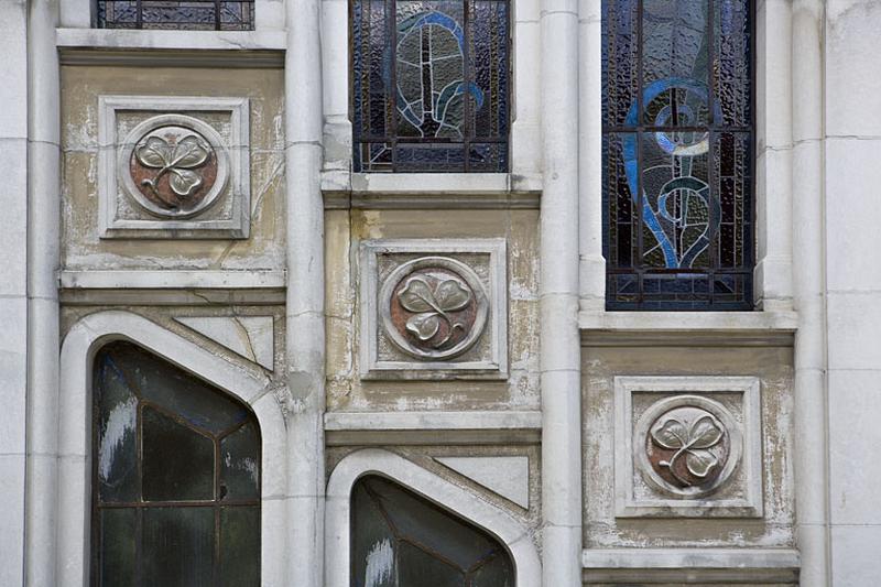 Elévation latérale gauche : motifs de trèfle sculptés.