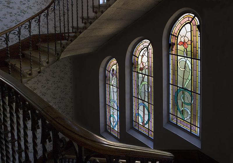Cage d'escalier et vitraux, au premier étage.