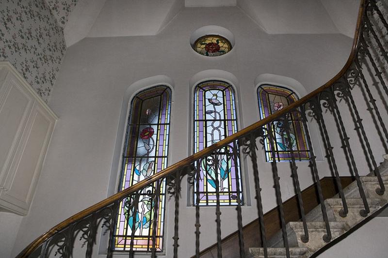 Cage d'escalier et vitraux, à l'étage en surcroît.