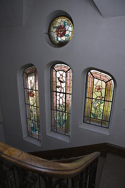 Intérieur de la cage d'escalier : verrières des troisième et quatrième registres.