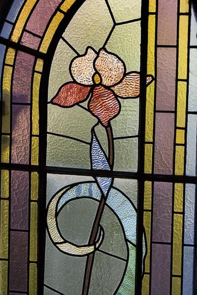 Deuxième registre, verrière droite : iris.