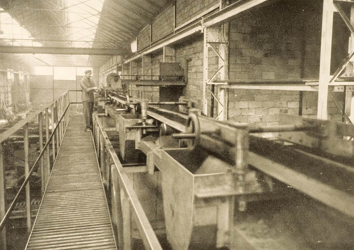 Halle de moulage. Alimentation automatique des machines à mouler.