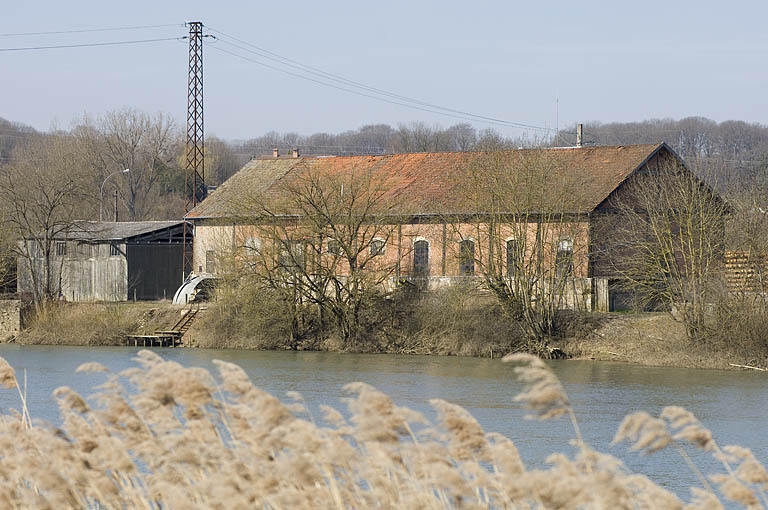 Magasin industriel depuis la rive gauche de la Saône.