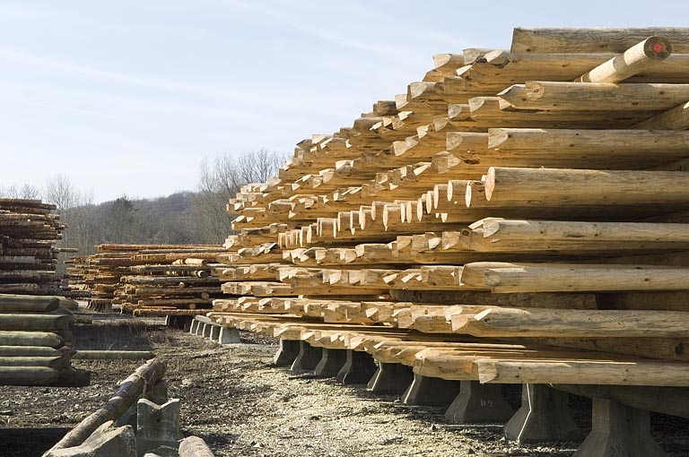 Aire de stockage des poteaux en cours de fabrication.