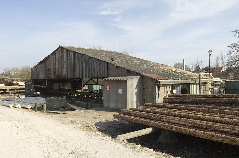 Atelier d'écorçage et de perçage.