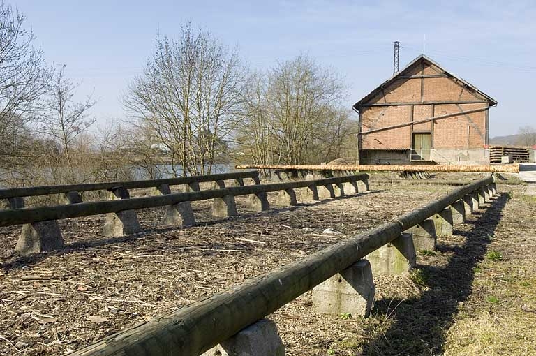 Aire de stockage et magasin industriel.