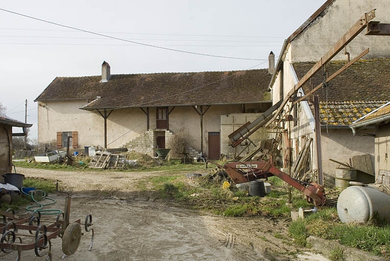 Corps de ferme depuis le nord.