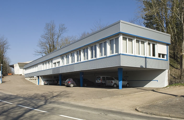 Bâtiment des bureaux vu de trois quarts droite.