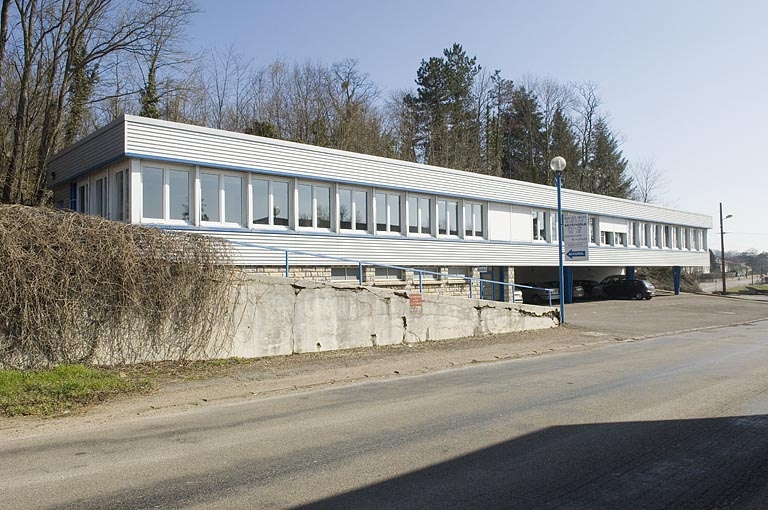 Bâtiment des bureaux vu de trois quarts gauche.