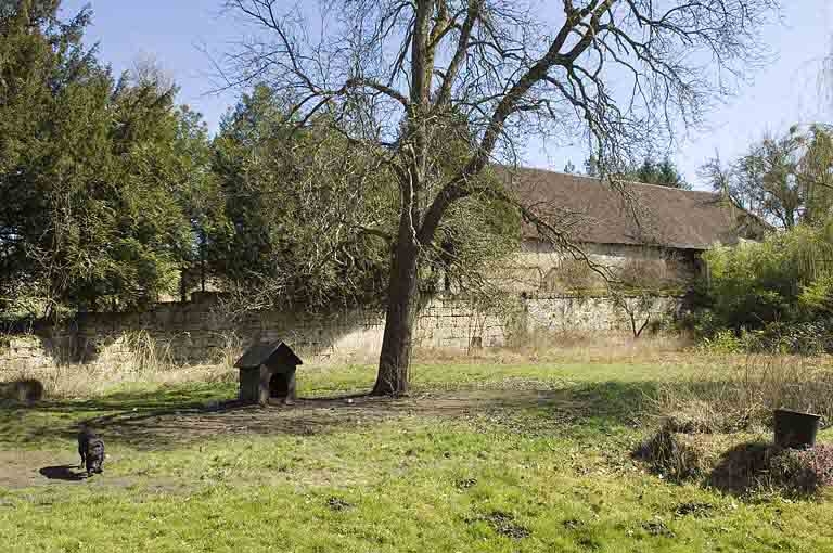 Emplacement du haut fourneau et halle à charbon.