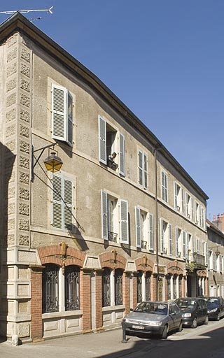 Façade antérieure vue de trois quarts droite.