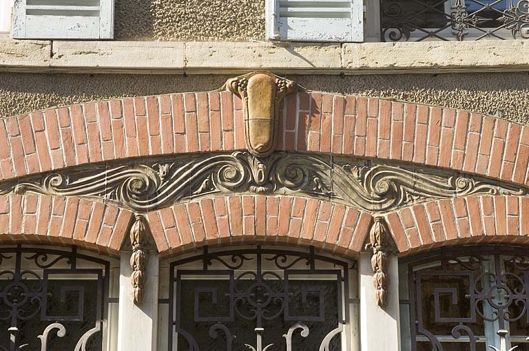 Décor en brique et céramique des fenêtres.