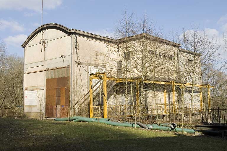 La centrale hydroélectrique vue de trois quarts.