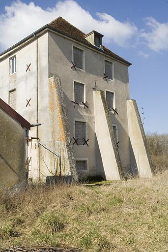 Contreforts sur le mur-pignon est.