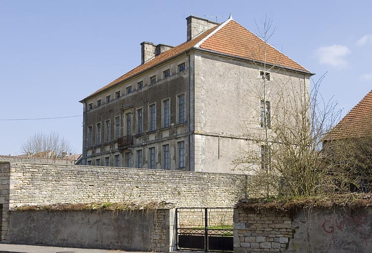 Logement patronal (31 rue Carnot). Vue de trois quarts arrière.