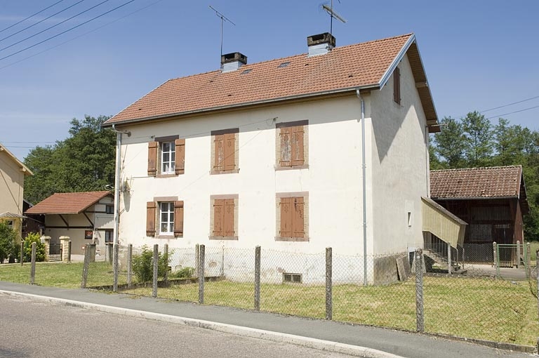 Logement ouvrier vu de trois quarts.