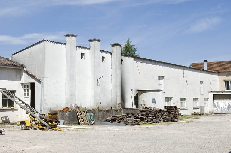 Salle de distillation moderne.