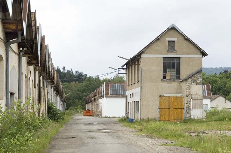 Ateliers de fabrication et transformateur depuis le nord-est.