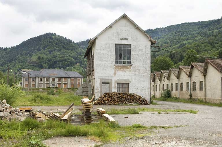 Bureaux, transformateur et atelier de fabrication depuis le sud-ouest.