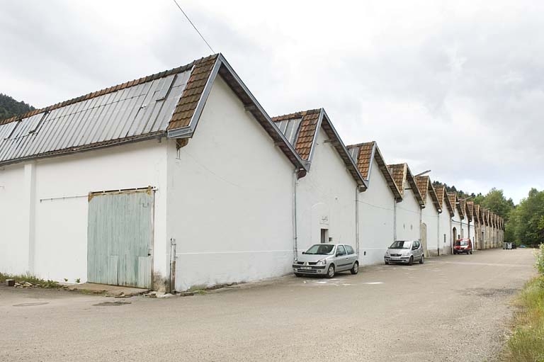 Atelier de fabrication ouest. Enfilade de pignons de sheds.