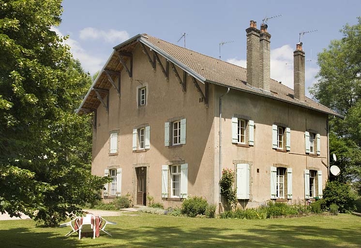 Logement vu de trois quarts.
