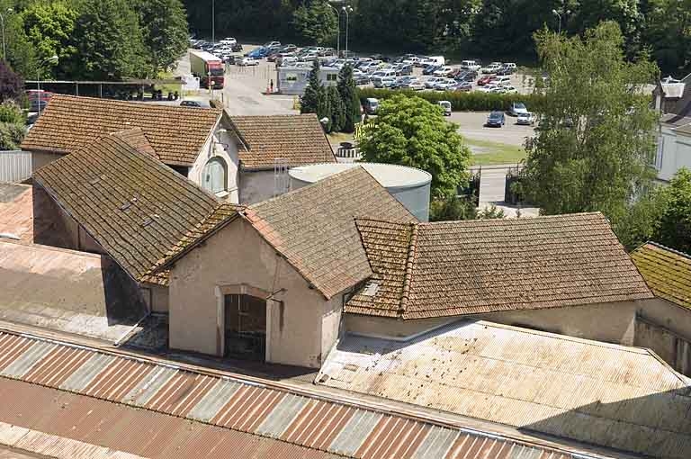 Vue rapprochée de l'atelier de saboterie (?).