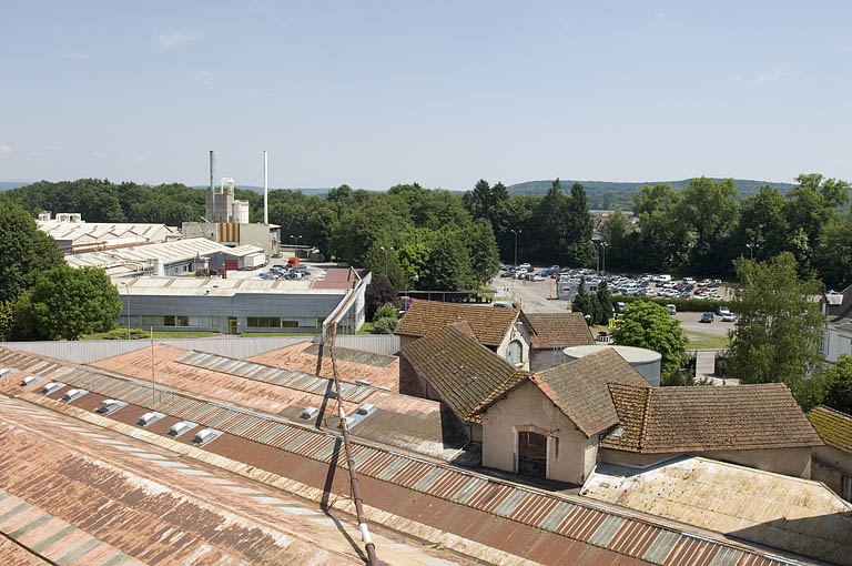 Vue depuis un silo : usine de meubles et atelier de saboterie.