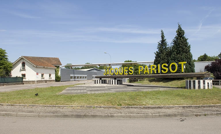 Enseigne de la société depuis le parking d'entrée.