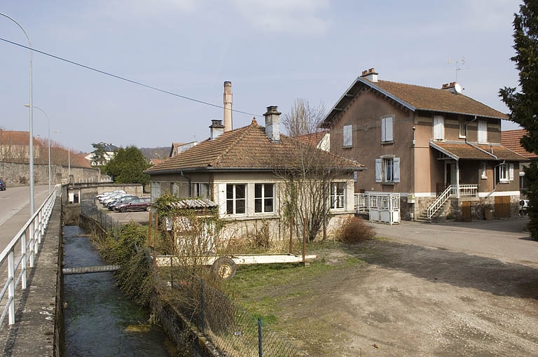 Conciergerie et logement ouvrier depuis le sud-ouest.