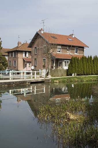 Logements ouvriers vus de trois quarts.
