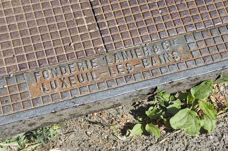 Plaque de voirie en fonte. Détail (commune de Fougerolles).