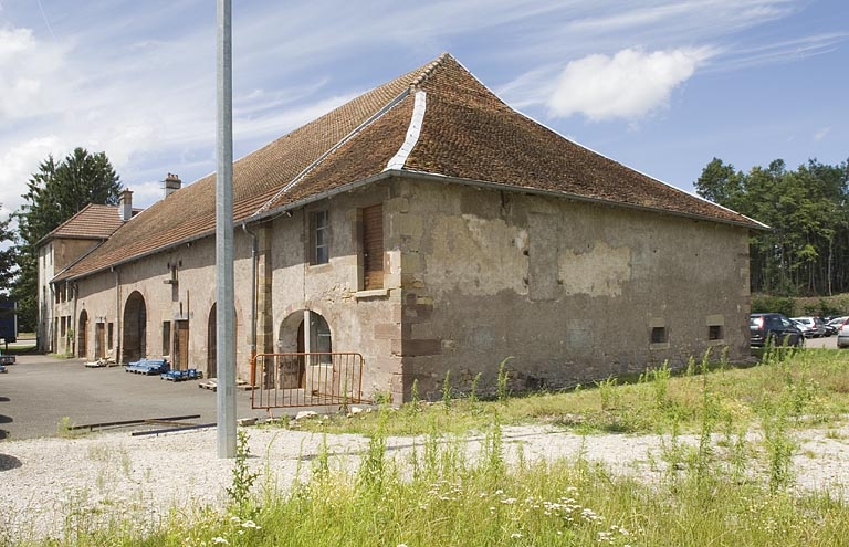 Bâtiment des écuries et des remises. Vue de trois quarts.
