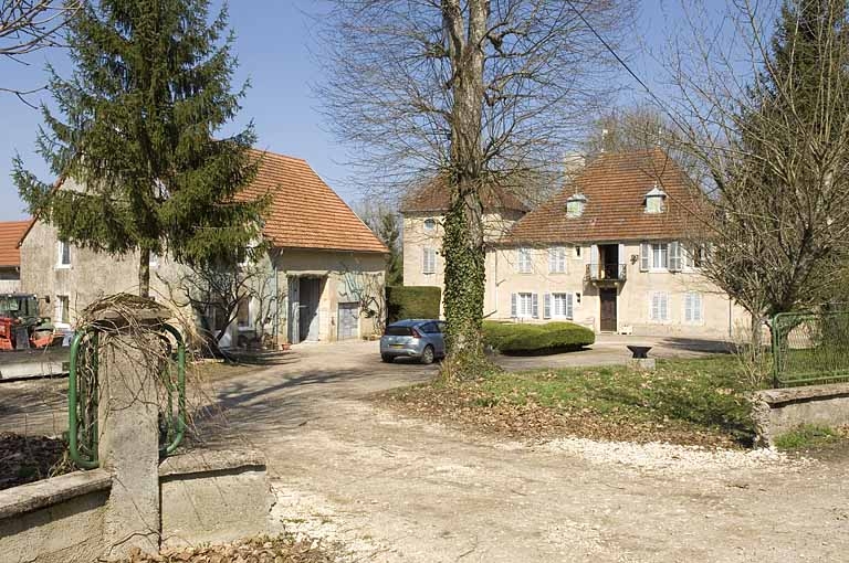 Le logement patronal et ses dépendances.
