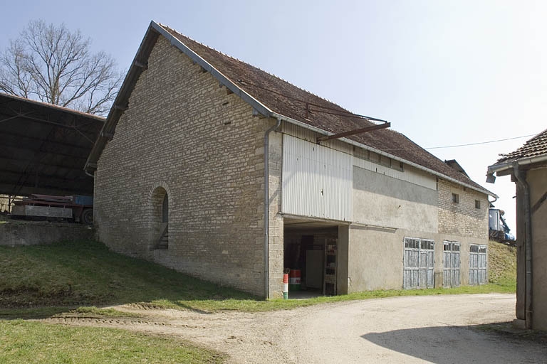 Bâtiment des écuries, granges et remises.
