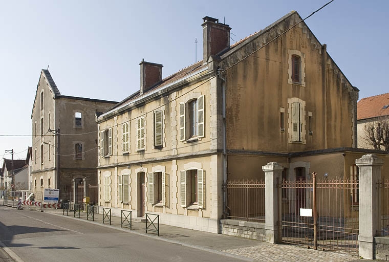 Aile ouest et bâtiment des bureaux depuis la rue.