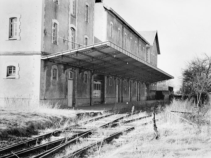 Embranchement ferroviaire et quai de chargement.