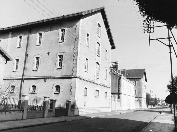 Vue de trois quarts depuis la rue Jean Jaurès.