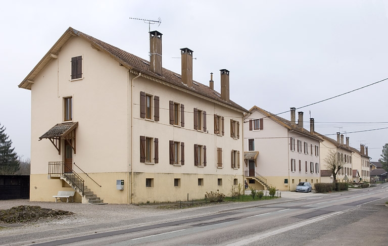 La cité ouvrière vue depuis la rue.
