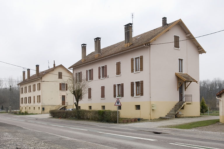 Maisons ouvrières vues de trois quarts.