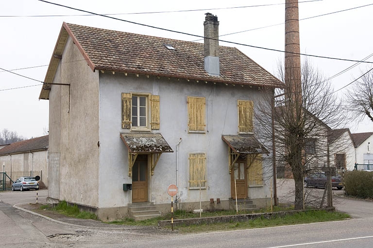 Logement à l'entrée de l'usine.