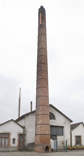 La cheminée et la chaufferie.