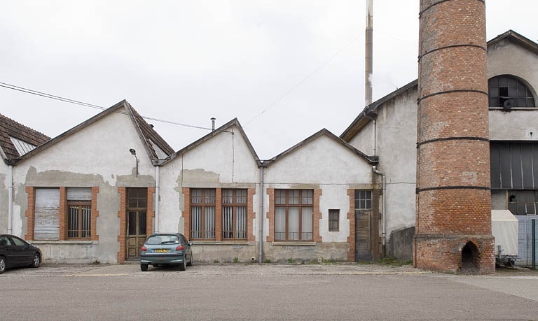 Façade est : bureaux, cheminée et chaufferie.