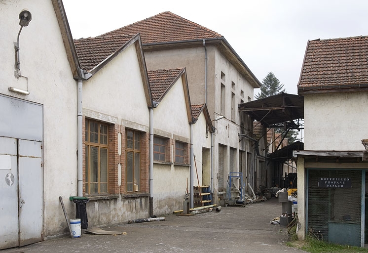 Passage entre le transformateur et l'atelier de réparation.