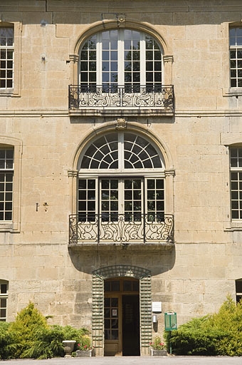 Façade sud du logis abbatial. Travée centrale.