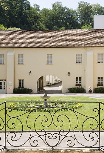 Entrée de l'abbaye depuis le logis.