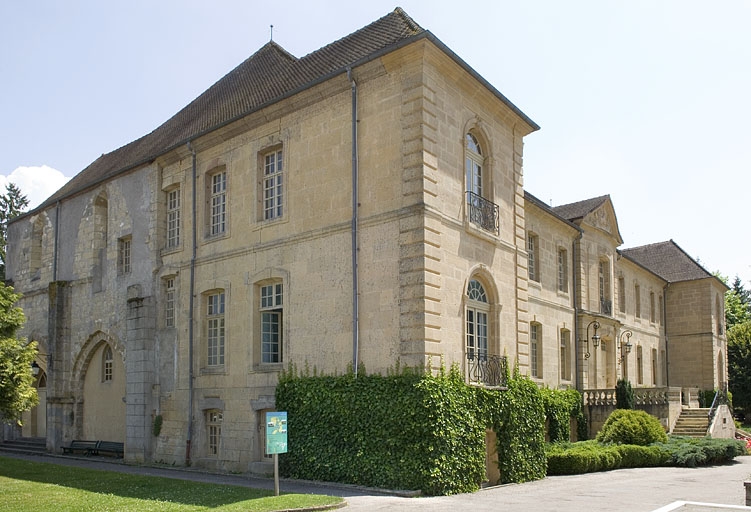 Logis abbatial. Vue de trois quarts gauche.