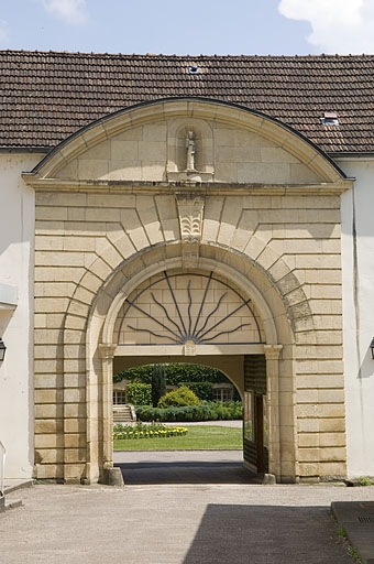 Porte d'entrée.