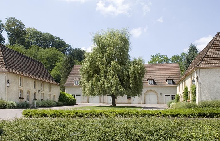 La ferme et ses dépendances.