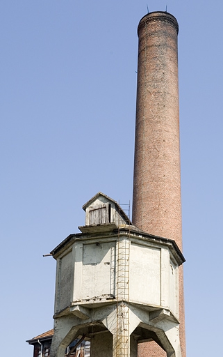 Partie supérieure de la cheminée et du château d'eau.