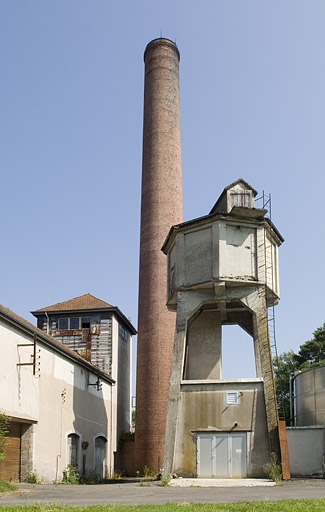 Cheminée et château d'eau.